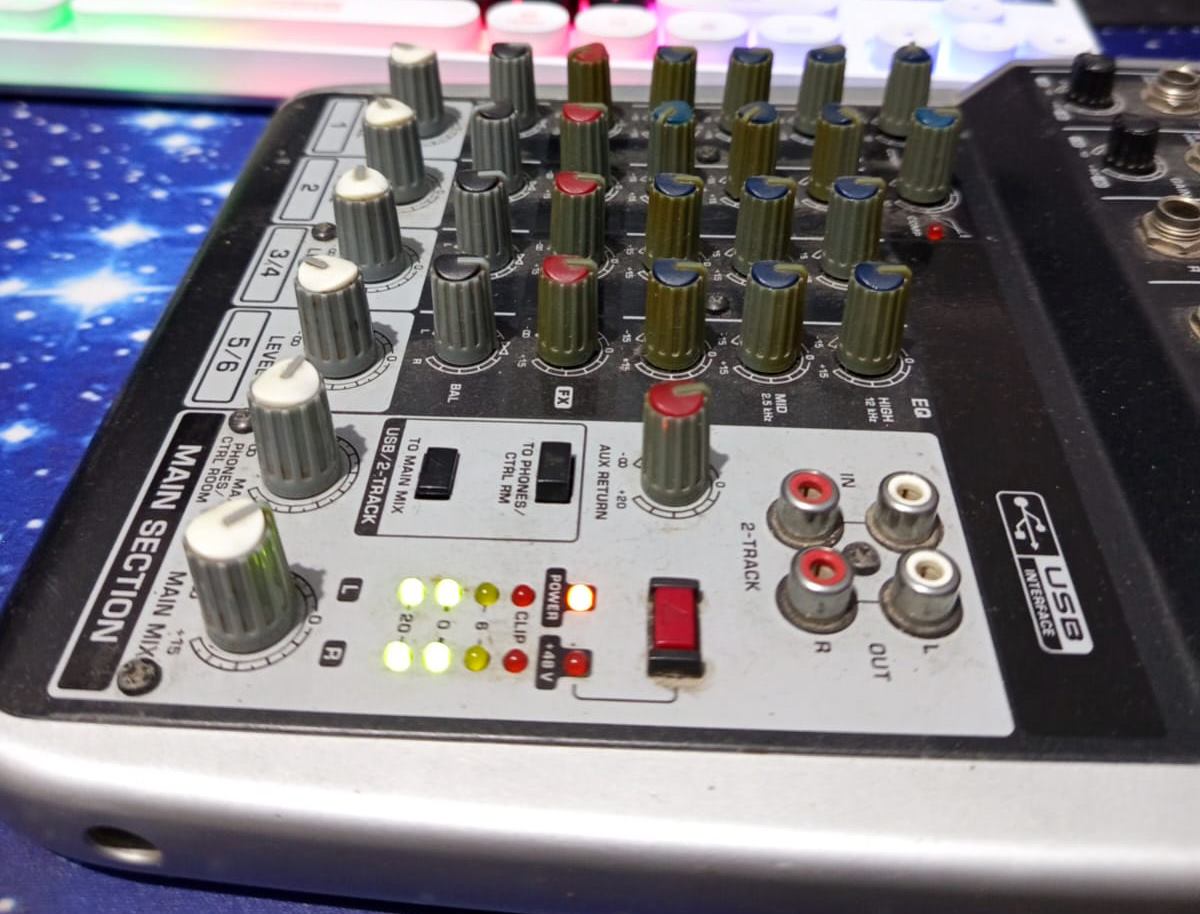 Mixer Audio Behringer Xenyx Q802 USB Bekas