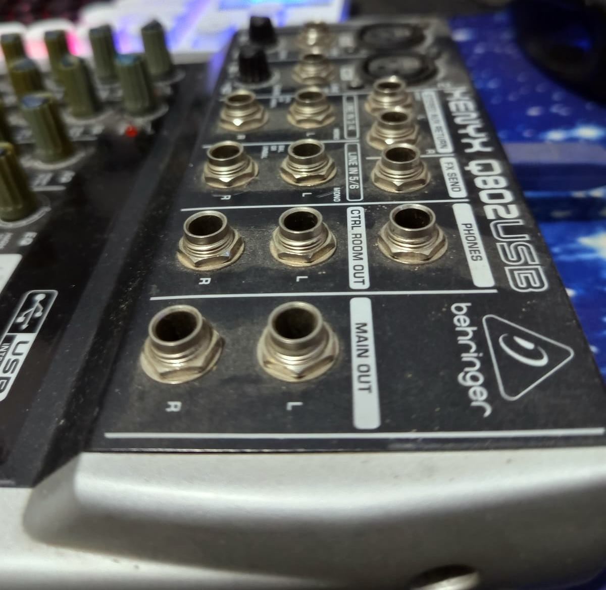 Mixer Audio Behringer Xenyx Q802 USB Bekas